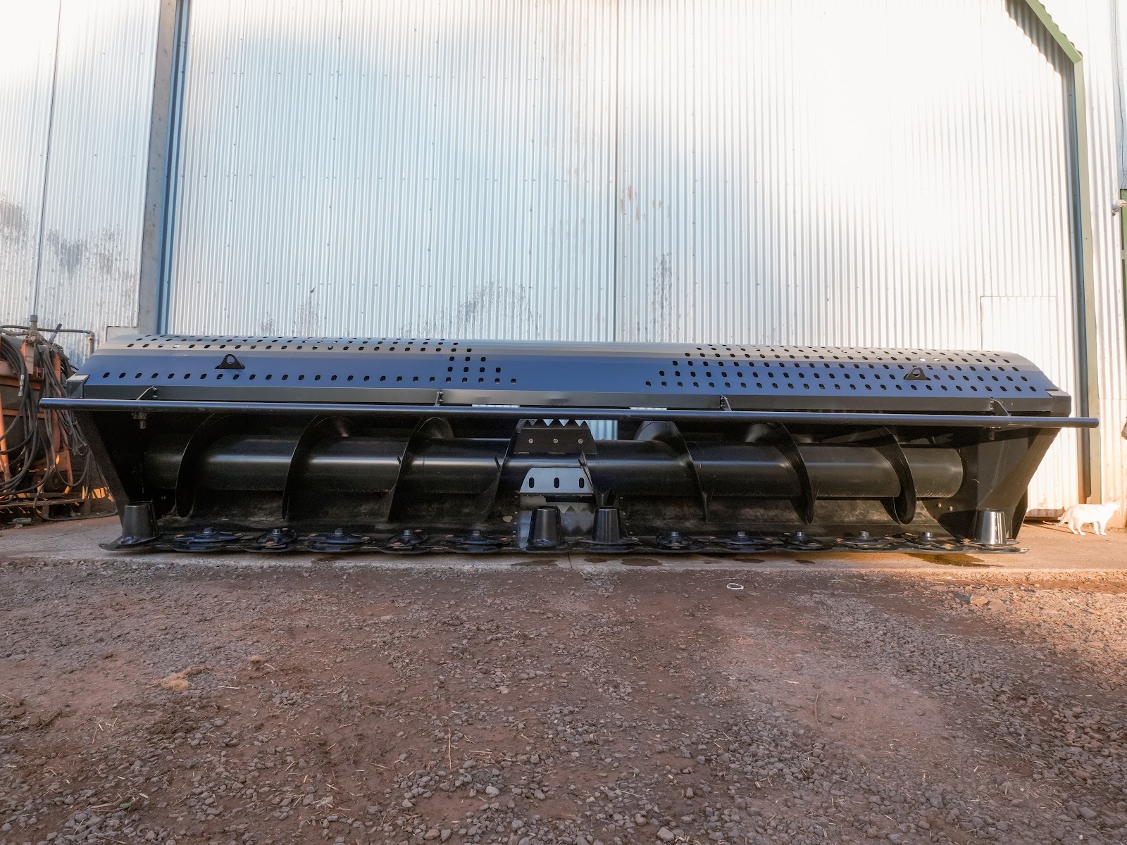 Plataforma de corte direto da ZS Máquinas acoplada à forrageira autopropelida