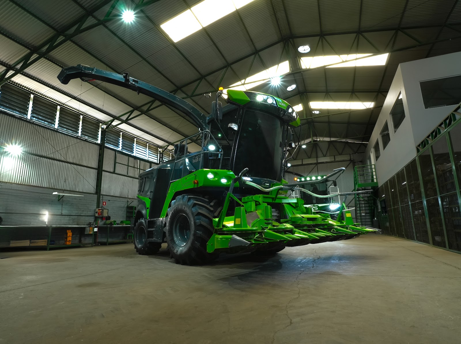 Forrageira autopropelida ZS 480 da ZS Máquinas pronta para a colheita de silagem